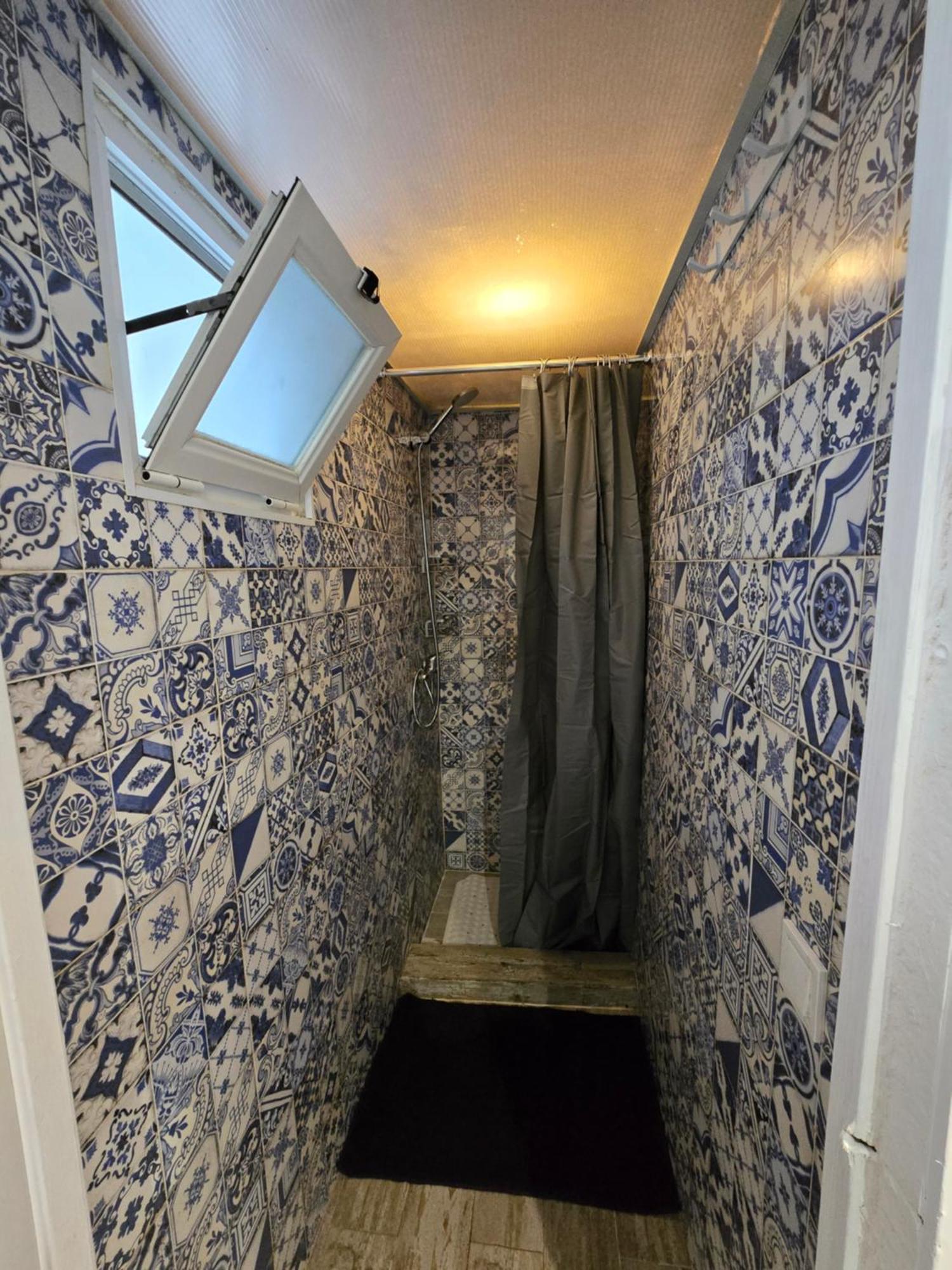 Quarto em Acomodações Particulares Campeao De Fabulas Lda Lisboa